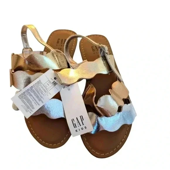 NWT Gap Kids Girl's Metallic Shiny Scalloped Silver Sandal SZ 12